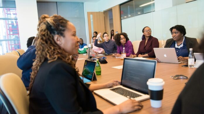 How to Blend Technology with Traditional Learning Approaches in Corporate